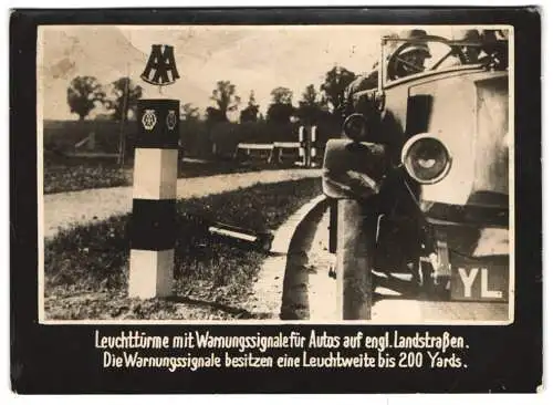 Fotografie unbekannter Fotograf und Ort, Auto mit offenem Verdeck an einem Leuchtturm mit Warnsignal am Strassenrand