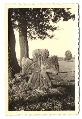 Fotografie unbekannter Fotograf, Ansicht Weissig, Partie an einem Steinkreuz