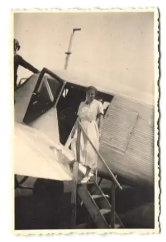 Fotografie unbekannter Fotograf und Ort, Junge Frau an der Tür eines Junkers F13 Flugzeugs, Langeoog