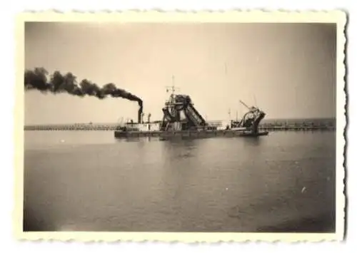 Fotografie unbekannter Fotograf und Ort, Holländischer Schwimmbagger an der Ostmole, 1938