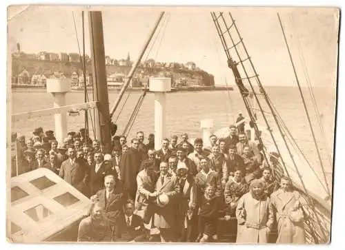 Fotografie unbekannter Fotograf, Ansicht Helgoland, Passagiere auf einem Boot vor der Küste