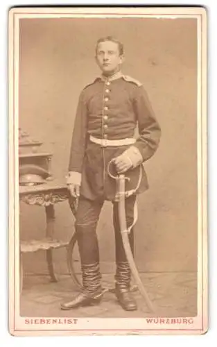 Fotografie Siebenlist, Würzburg, junger Soldat in Uniform mit Säbel und Sporen an den Stiefeln