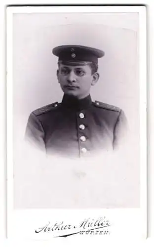 Fotografie Arthur Müller, Wurzen, junger Soldat in Uniform 179 mit Schirmmütze und Brille