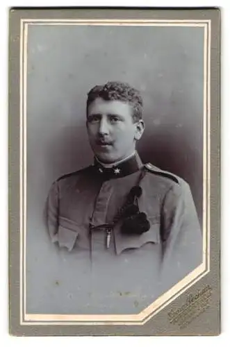 Fotografie G. Pechan, Urfahr, K.u.K. Soldat in Uniform mit Schützenschnur und Pfeife