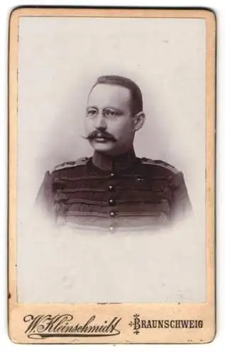 Fotografie W. Kleinschmidt, Braunschweig, Braunschweiger Husar in Uniform mit Mustasch und Zwicker