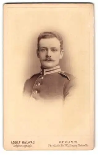 Fotografie Adolf Halwas, Berlin, junger Einjährig-Freiwilliger Soldat in Garde Uniform