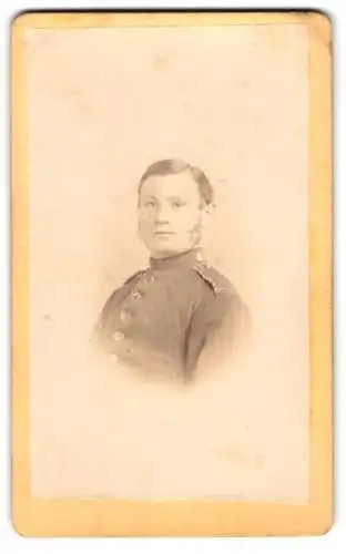 Fotografie J. G. Gattineau & Sohn, Coburg, Einjährig-Freiwilliger Soldat Halbig in Uniform mit Koteletten