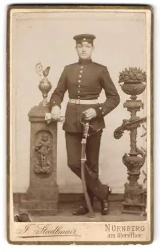 Fotografie J. Stadlmair, Nürnberg, Soldat in Uniform mit Säbel posiert im Atelier