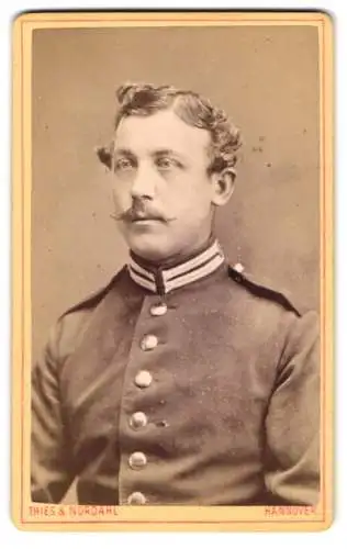 Fotografie Thies & Nordahl, Hannover, Soldat in Garde Uniform mit Mustasch