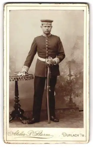 Fotografie P. Sturm, Durlach i. B., junger Soldat in Uniform mit Säbel und Krätzchen