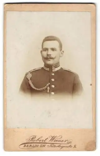 Fotografie Robert Wiener, Berlin, Uffz. in Garde Uniform mit Schützenschnur