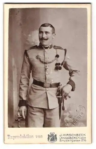 Fotografie J. Hirschbeck, Landsberg a. Lech, K.u.K. Soldat in Uniform mit Schützenschnur und Bajonett