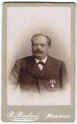 Fotografie R. Bachner, Meiningen, Herr in Zivil mit Orden an der Brust