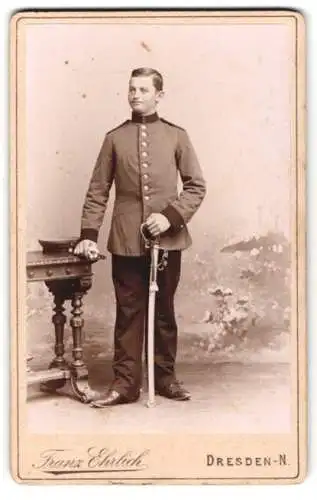 Fotografie Franz Ehrlich, Dresden, junger Soldat im Uniformrock mit Säbel und Portepee