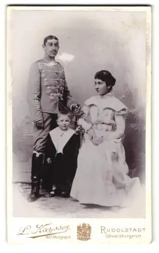 Fotografie L. Kaysser, Rudolstadt, Einjährig-Freiwilliger Husar in Uniform nebst Frau und Kind, Kriegsausmarsch