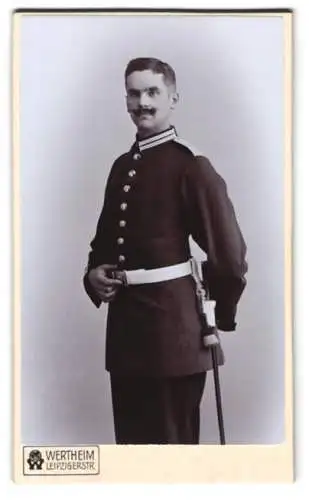 Fotografie Wertheim, Berlin, Leipzigerstr., Soldat in Garde Uniform mit Bajonett und Portepee