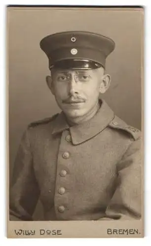 Fotografie Willy Dose, Bremen, Soldat in Feldgrau Uniform Rgt. 75 mit Zwickerbrille