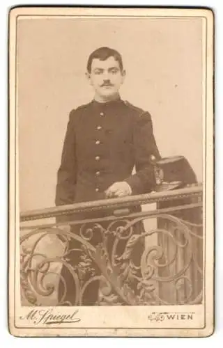 Fotografie M. Spiegel, Wien, K.u.K. Soldat Ferdinand Olbricht in Uniform mit Tschako