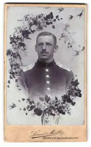 Fotografie louis Müller, Hameln, Soldat in Uniform Rgt. 164, im Passepartout mit Blumen