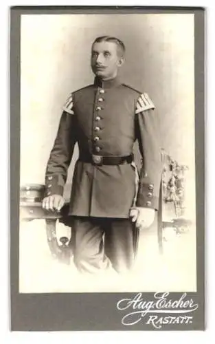 Fotografie Aug. Escher, Rastatt, junger Soldat in Musiker Uniform mit Schwalbennest und Bajonett