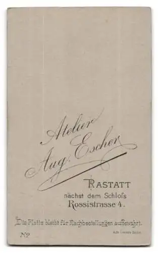 Fotografie Aug. Escher, Rastatt, junger Soldat in Musiker Uniform mit Schwalbennest und Bajonett