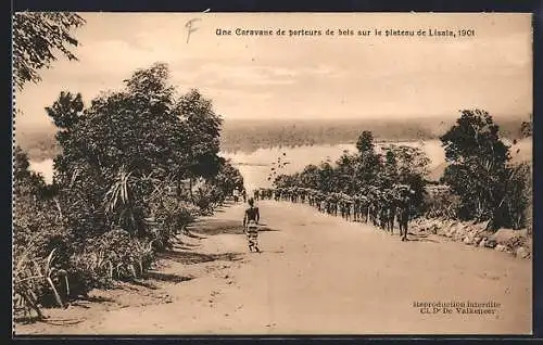 AK Lisala, Une Caravane de porteurs de bois sur le plateau, 1901