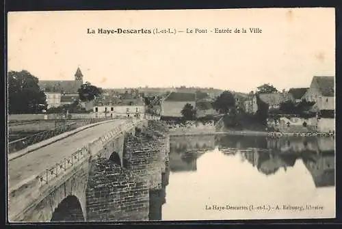 AK La Haye-Descartes, Le Pont, Entrée de la Ville