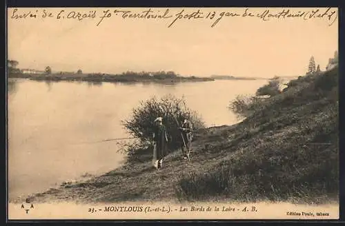 AK Montlouis, les bords de la Loire avec deux hommes se promenant