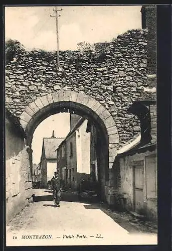 AK Montbazon, Vieille Porte en pierre avec rue et piéton