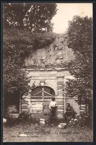 AK Grand-Pressigny, La Grotte XVIe siècle avec deux hommes devant l`entrée