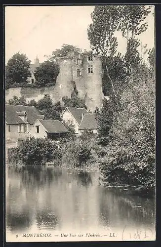 AK Montrésor, une vue sur l`Indrois et le château fort au bord de la rivière