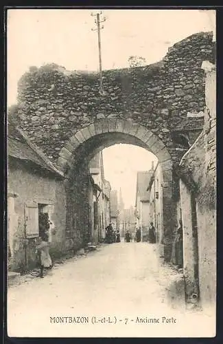 AK Montbazon, ancienne porte en pierre dans la rue principale