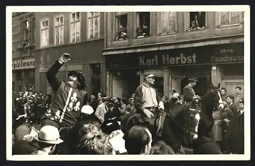 Foto-AK Erfurt, Festzug vor der Fleischerei in der Markstrasse 4