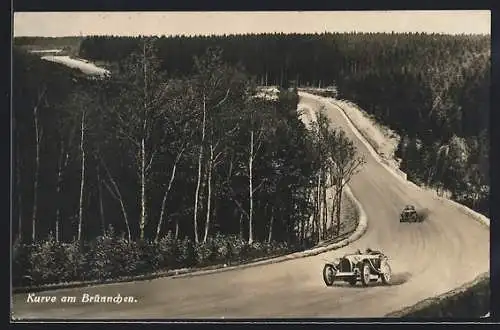 AK Nürburg /Adenau, Der Nürburg-Ring, Rennwagen in der Kurve am Brünnchen