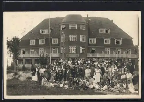 Foto-AK Niendorf /Ostsee, Die Angestellten vor dem Post-Erholungsheim