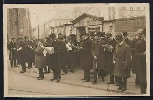 AK Köln, Lesestunde der neuesten Nachrichten am Kiosk Hermann Nagelschmidt ca. 1920