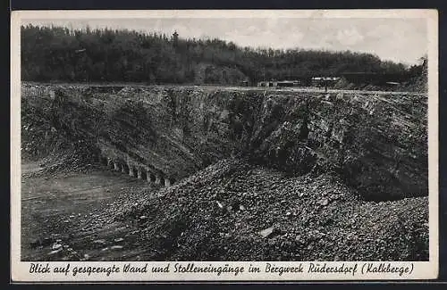 AK Rüdersdorf /Kalkberge, Blick auf gesprengte Wand und Stolleneingänge im Bergwerk Rüdersdorf, Steinbruch