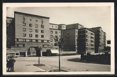 AK Wien, Gemeindebau Matteottihof mit Strassenpartie