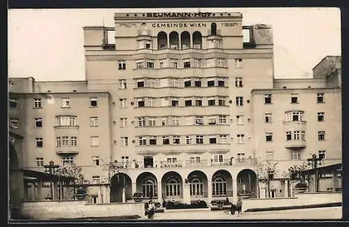 AK Wien, Gemeindebau Reumann-Hof mit Anwohnern