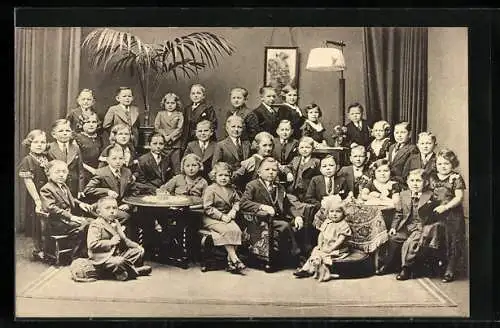 AK Schäfer's Märchenstadt Lilliput, Gruppenbild der Liliputaner