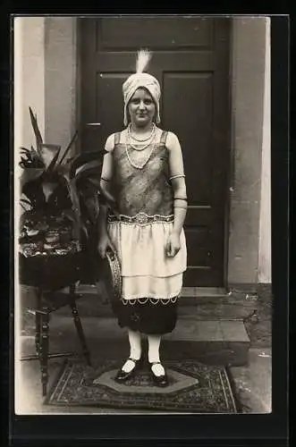 Foto-AK Frau verkleidet zur Fassnacht 1925