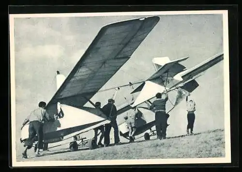 AK Segelflugzeug auf dem Boden von Männern gehalten