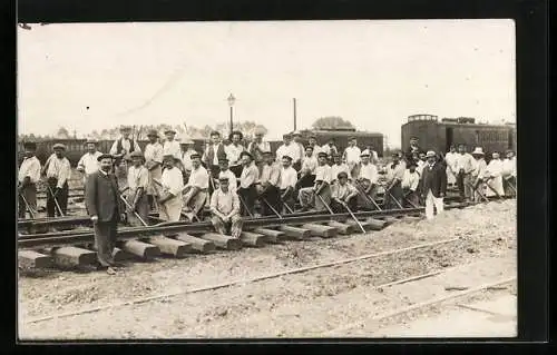 AK Eisenbahner beim Gruppenbild auf den Gleisen