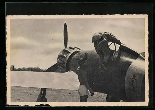 AK Italienische Kampfflugzeuge, Pilot steigt ins Cockpit