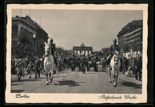 AK Berlin-Tiergarten, aufziehende Wache, Brandenburger Tor