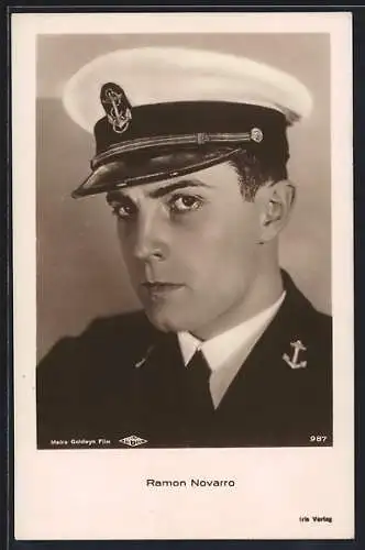 AK Schauspieler Ramon Novarro in Uniform posierend