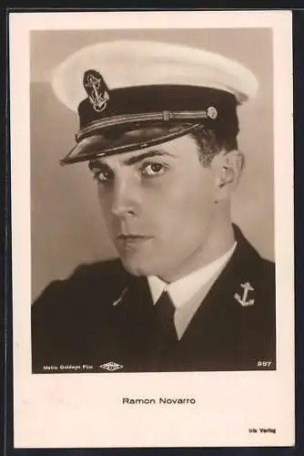 AK Schauspieler Ramon Novarro in Uniform posierend