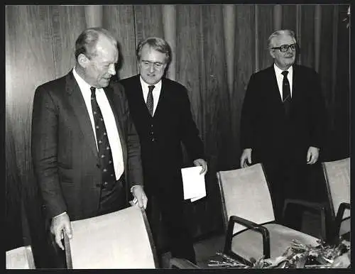 Fotografie Sven Simon, Bonn, Willy Brandt, Johannes Rau und Hans-Jochen Vogel bei der SPD-Fraktionssitzung, 29.01.1987