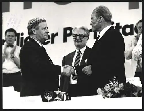 Fotografie Sven Simon, Bonn, Helmut Schmidt verabschiedet Willy Brandt, mit Hans-Jochen Vogel, 14.06.1987