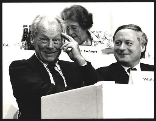 Fotografie WEREK, Bonn, SPD-Ehrenvorsitzender Willy Brandt und Oskar Lafontaine lachen zusammen auf dem Parteitag 1988